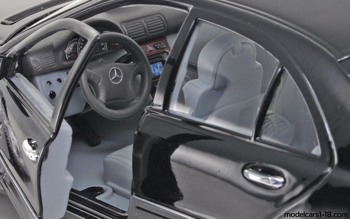 2000 - Mercedes C 320 (W203) Welly 1/18 (Чёрный) Интерьер панель приборов