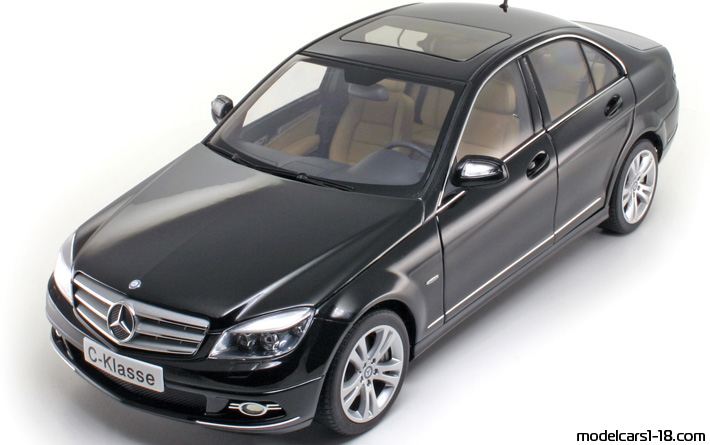 2007 - Mercedes C (W204) AutoArt 1/18 - Передняя левая сторона