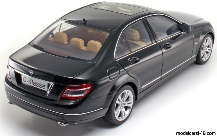 2007 - Mercedes C (W204) AutoArt 1/18 (Schwarz) Hinten rechte seite