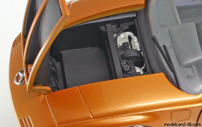 1969 - Mercedes C111 Concept Guiloy 1/18 (Orange / Black) Trunk / Popup headlights