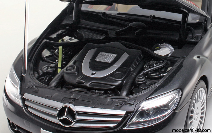2006 - Mercedes CL 500 (C216) AutoArt 1/18 (Черен) Двигател