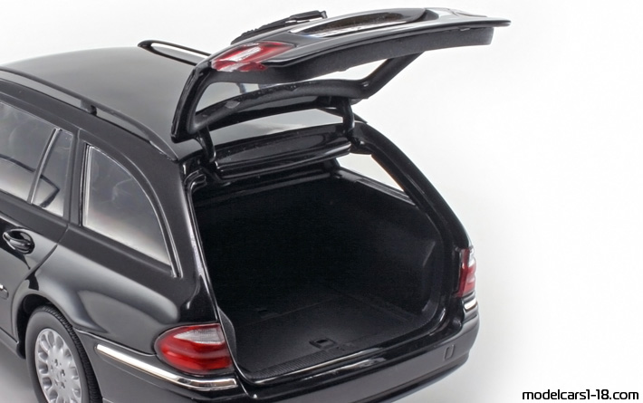 2002 - Mercedes E 320 T (S211) Kyosho 1/18 (Black) Trunk / Popup headlights