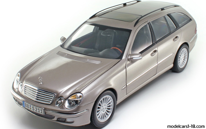 2004 - Mercedes E 320 T (S211) Kyosho 1/18 - Предна лява страна