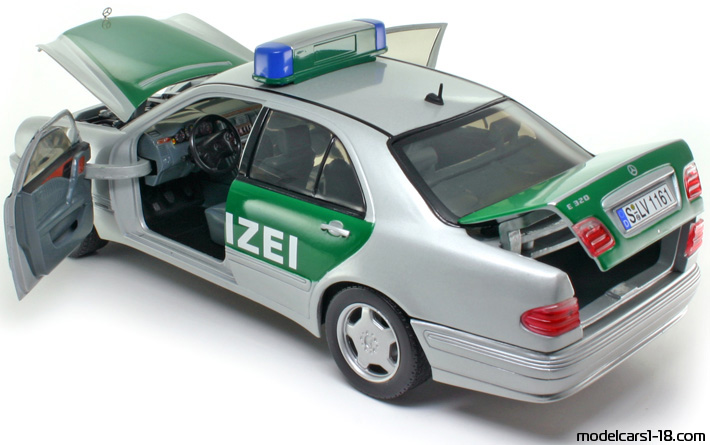 2001 - Mercedes E 320 (W210) Police Sun Star 1/18 (Hellsilber / Grün) Zu öffnende Teile