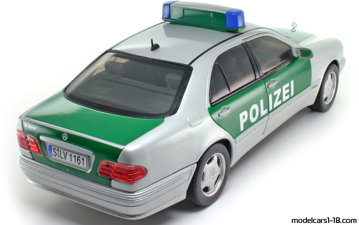 2001 - Mercedes E 320 (W210) Police Sun Star 1/18 (Hellsilber / Grün) Hinten rechte seite