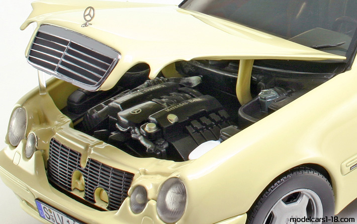 2001 - Mercedes E 320 (W210) Taxi Sun Star 1/18 (Weiß) Motor
