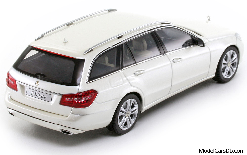 2009 - Mercedes E 350 T (S212) Schuco 1/43 (Weiß) Hinten rechte seite