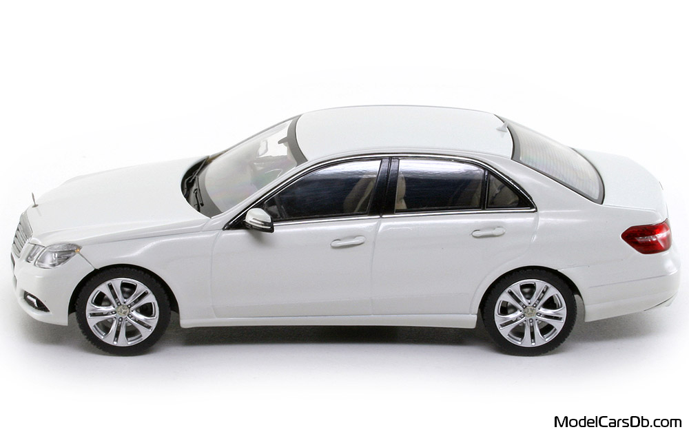 2009 - Mercedes E 350 (W212) Schuco 1/43 (White) Side