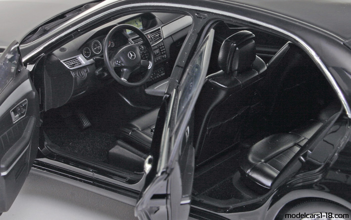 2009 - Mercedes E (W212) Minichamps 1/18 (Schwarz) Innenraum Armaturenbrett