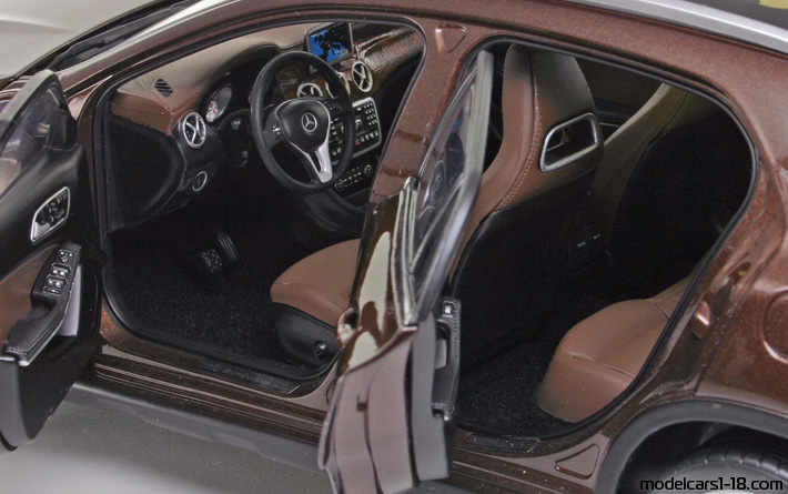 2014 - Mercedes GLA (X156) Norev 1/18 (Braun) Innenraum Armaturenbrett