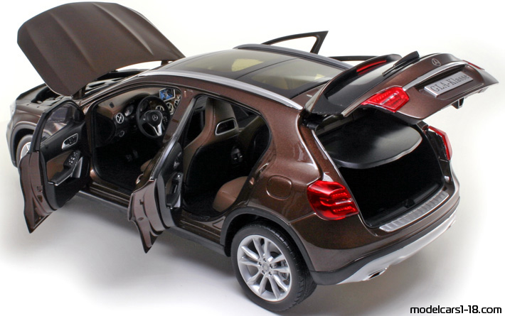 2014 - Mercedes GLA (X156) Norev 1/18 (Braun) Zu öffnende Teile