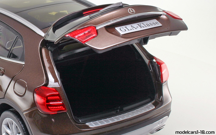 2014 - Mercedes GLA (X156) Norev 1/18 (Braun) Kofferraum / Klappbare Scheinwerfer