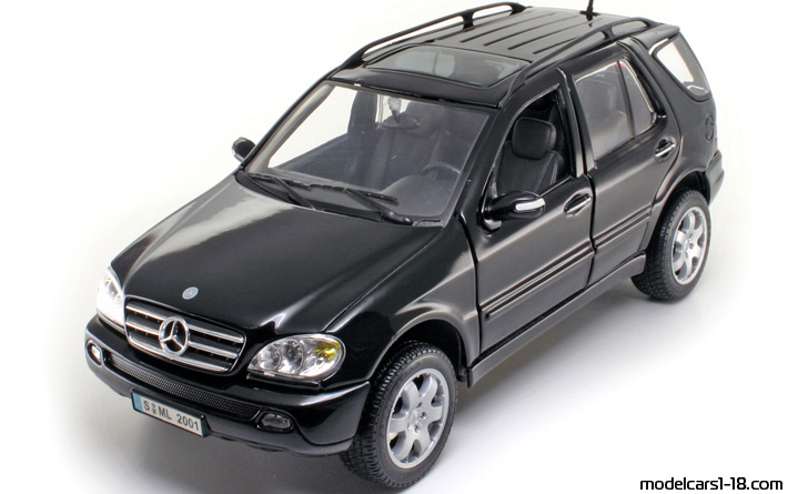 2001 - Mercedes ML 320 (W163) Maisto 1/18 - Vorne linke Seite