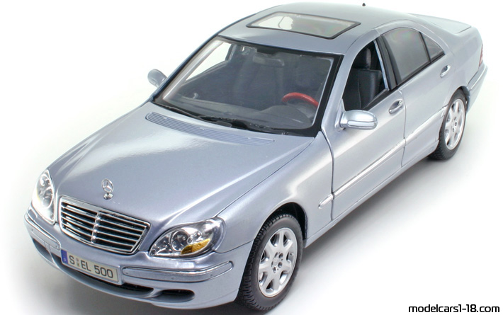 2000 - Mercedes S 500 (W220) Maisto 1/18 - Vorne linke Seite