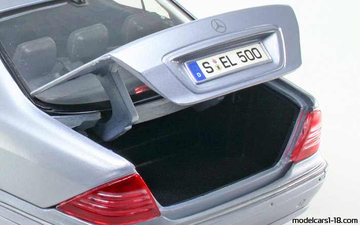 2000 - Mercedes S 500 (W220) Maisto 1/18 (Blau) Kofferraum / Klappbare Scheinwerfer
