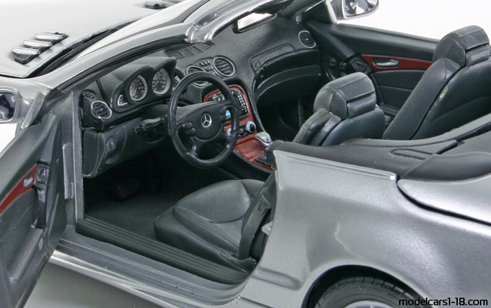 2002 - Mercedes SL 500 (R230) Motor Max 1/18 (Серебристый) Интерьер панель приборов