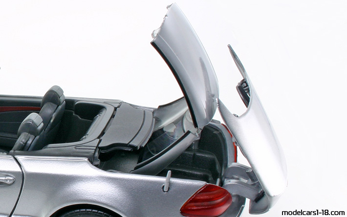 2002 - Mercedes SL 500 (R230) Motor Max 1/18 (Серебристый) Багажник / Поднимающиеся фары