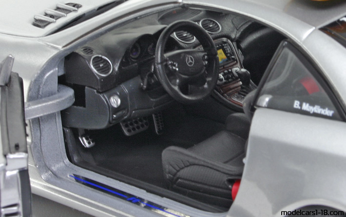 2001 - Mercedes SL 55 AMG (R230) Safety Car Maisto 1/18 (Сребрист) Интериор арматурно табло
