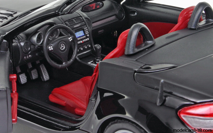 2005 - Mercedes SLK 55 AMG (R171) Mondo Motors 1/18 (Schwarz) Innenraum Armaturenbrett