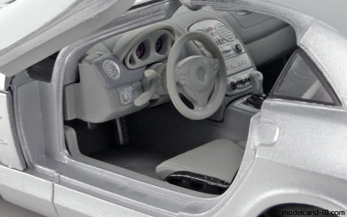 2003 - Mercedes SLR McLaren (C199) Maisto 1/18 (Серебристый) Интерьер панель приборов