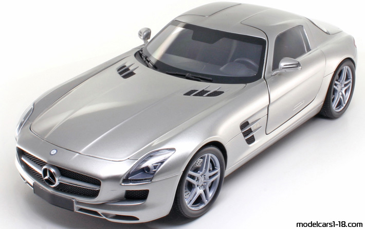 2010 - Mercedes SLS AMG (C197) Minichamps 1/18 - Vorne linke Seite