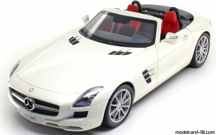 2011 - Mercedes SLS AMG Roadster (R197) Minichamps 1/18 - Vorne linke Seite