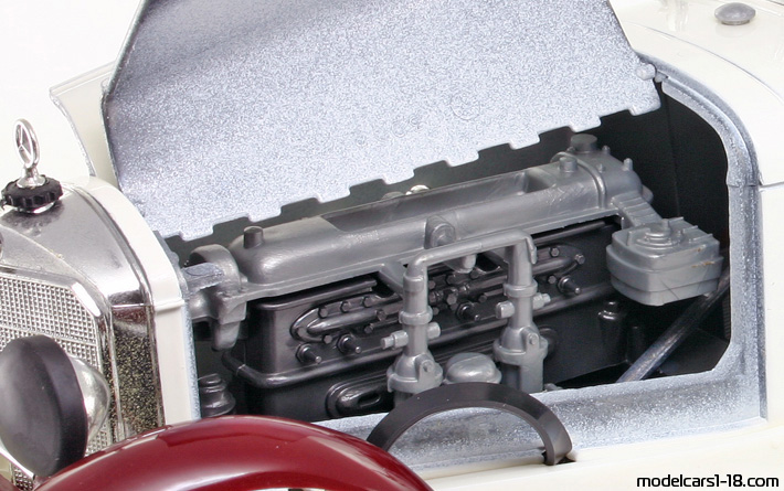 1931 - Mercedes SSKL Caracciola (W06) Bburago 1/18 (White / Red) Engine