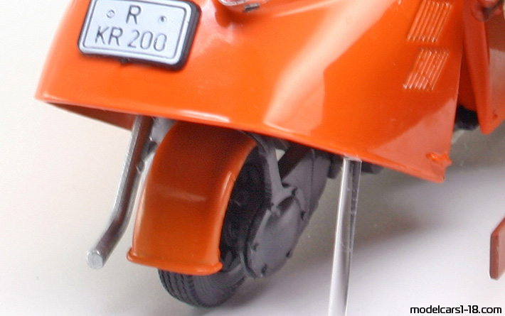 1955 - Messerschmitt KR200 Revell 1/18 (Оранжев) Двигател