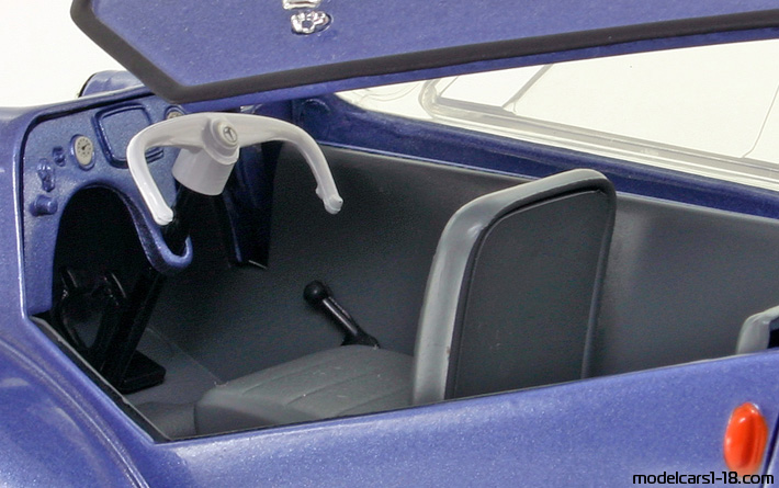 1955 - Messerschmitt KR200 Revell 1/18 (Blue) Interior dashboard