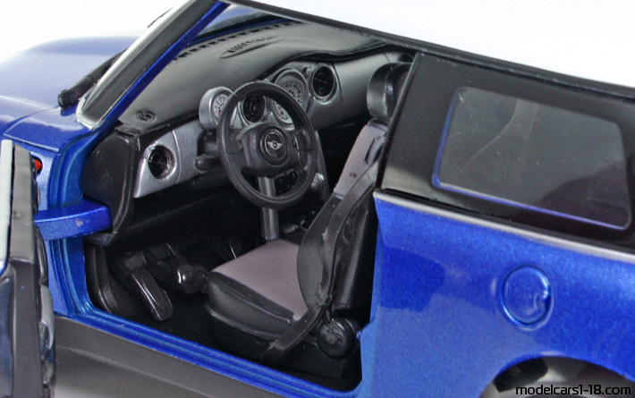 2001 - Mini Cooper Mondo Motors 1/18 (Blue / White) Interior dashboard