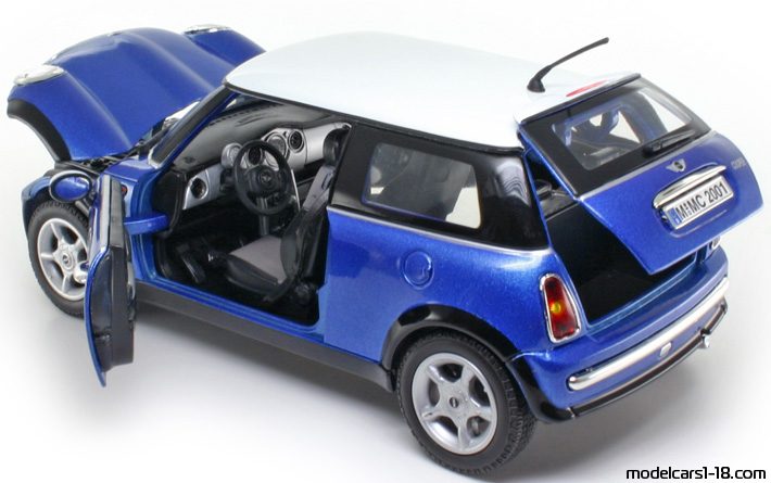 2001 - Mini Cooper Mondo Motors 1/18 (Blue / White) Opening parts