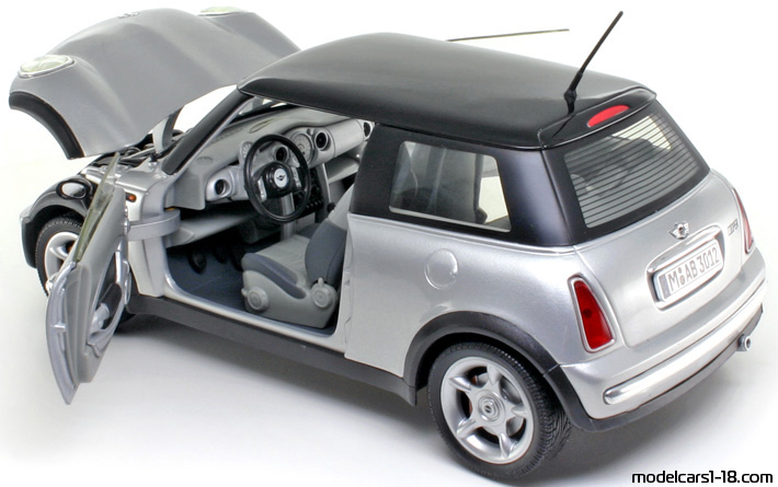 2001 - Mini Cooper Solido 1/18 (Серебристый / Чёрный) Открывающиеся части