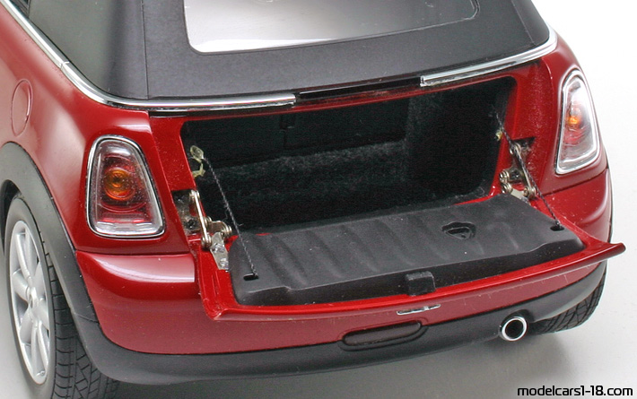 2003 - Mini Cooper Kyosho 1/18 (Red) Trunk / Popup headlights