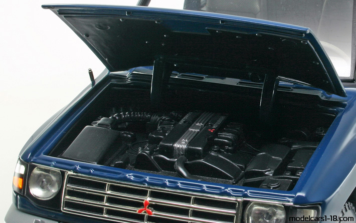 1998 - Mitsubishi Pajero LWB Sun Star 1/18 (Grün / Hellsilber) Motor