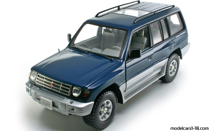 1998 - Mitsubishi Pajero LWB Sun Star 1/18 - Vorne linke Seite