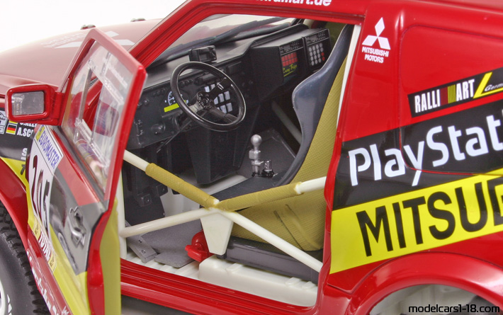 2001 - Mitsubishi Pajero Rally Solido 1/18 (Red / Yellow) Interior dashboard