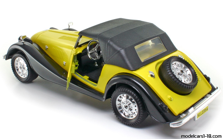 1968 - Morgan Plus 8 Polistil 1/16 (Жълт / Черен) Отваряеми части