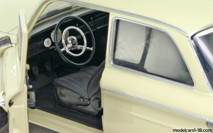 1968 - NSU 1000 C Revell 1/18 (Weiß) Innenraum Armaturenbrett