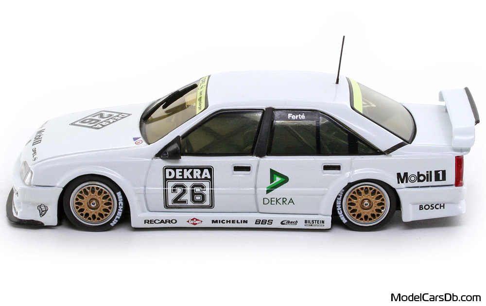 1991 - Opel Omega 3000 24V Minichamps 1/43 (White) Side