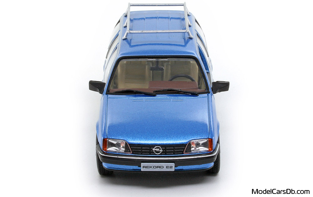 1982 - Opel Rekord Caravan 2.0 E Altaya 1/43 (Blue) Front end