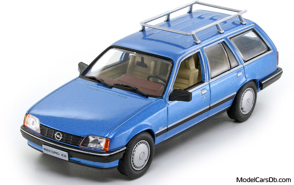 1982 - Opel Rekord Caravan 2.0 E Altaya 1/43 (Blue) Front left side