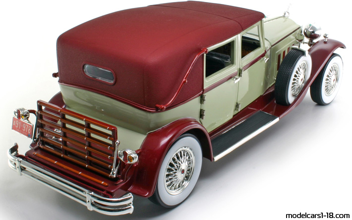 1930 - Packard Eight LeBaron 745 Signature Models 1/18 (Бял / Червен) Задна дясна страна