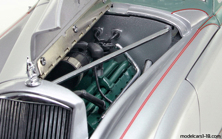 1933 - Pierce-Arrow Silver Arrow Signature Models 1/18 (Сребрист / Зелен) Двигател