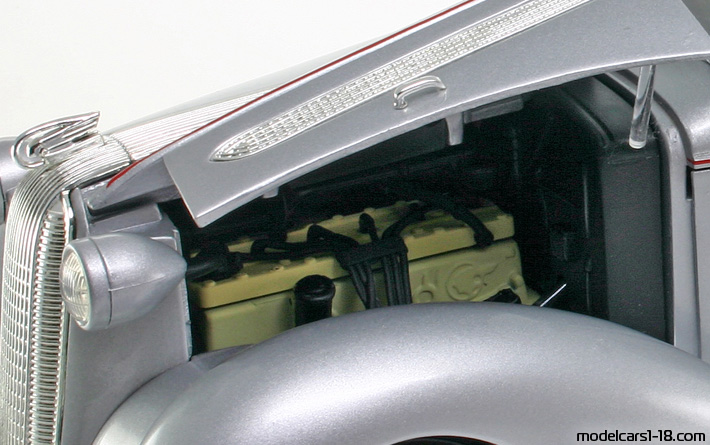 1936 - Pontiac Deluxe 6 Signature Models 1/18 (Silber) Motor