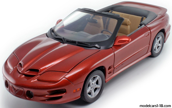 1999 - Pontiac Firebird Trans Am Road Signature 1/18 - Предна лява страна