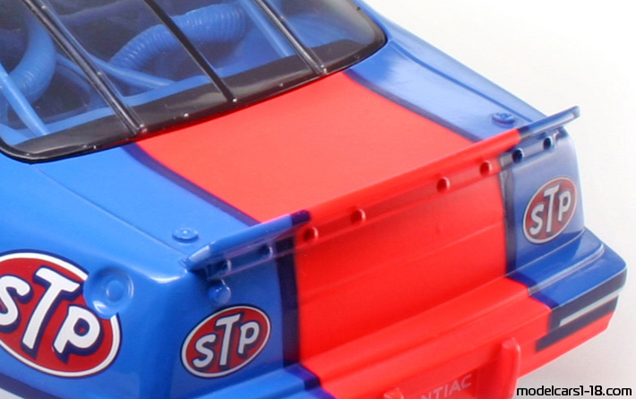 1992 - Pontiac Grand Prix ERTL 1/18 (Blau / Rot) Kofferraum / Klappbare Scheinwerfer