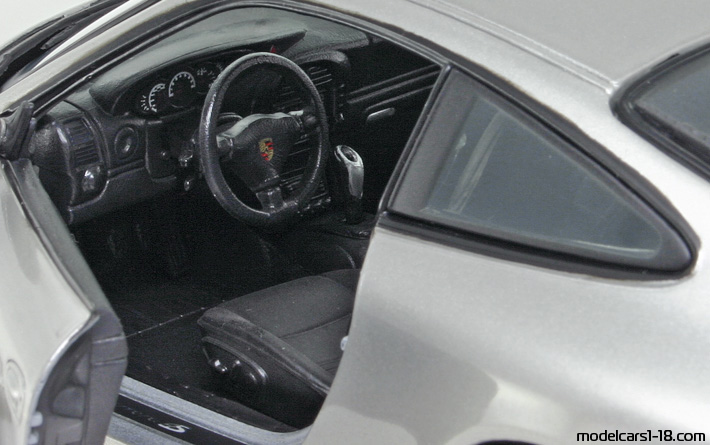 2002 - Porsche 911 Carrera 4S (996) Maisto 1/18 (Silber) Innenraum Armaturenbrett