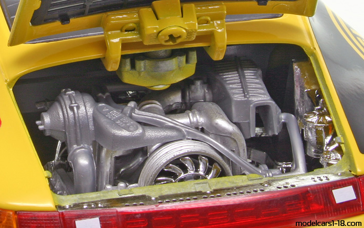 1994 - Porsche 911 Cup 3.8 (993) Bburago 1/18 (Yellow / Red) Engine