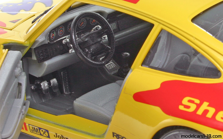1994 - Porsche 911 Cup 3.8 (993) Bburago 1/18 (Yellow / Red) Interior dashboard