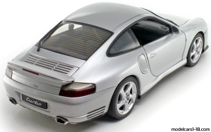 2000 - Porsche 911 Turbo (996) AutoArt 1/18 (Hellsilber) Hinten rechte seite